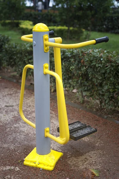공원에서 운동 장비 — 스톡 사진