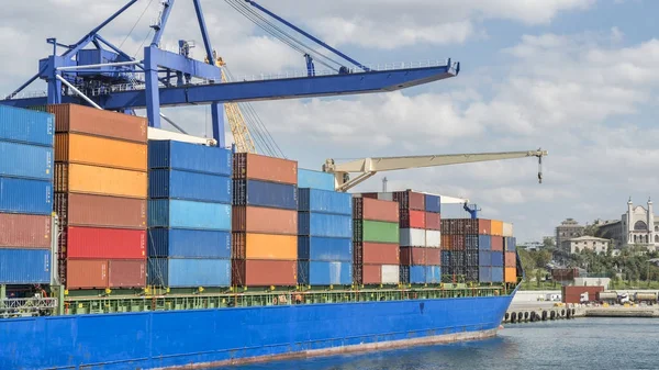 Beladenes Frachtschiff auf Dock — Stockfoto