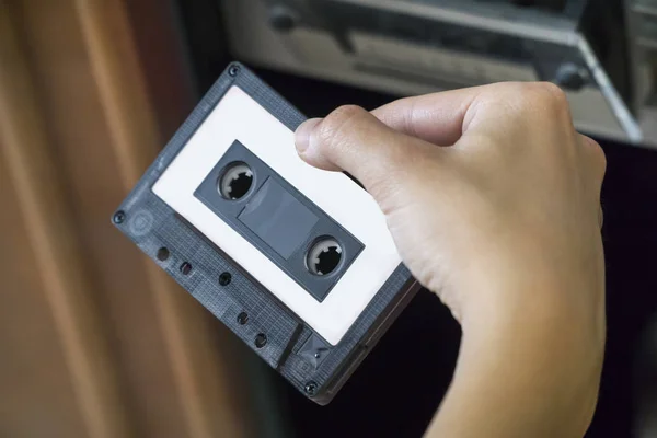 Hand met cassette tape — Stockfoto