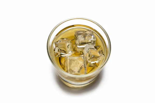 Vidrio Whisky Con Hielo Aislado Sobre Fondo Blanco — Foto de Stock