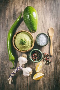Guacamole (avokado sosu için malzemeler)
