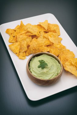 Plaka tam mısır cipsi ve Guacamole (avokado sosu)