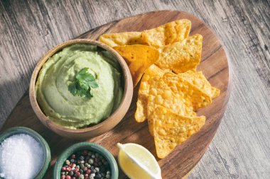 Nacho (mısır cipsi) ve Guacamole (avokado sosu)