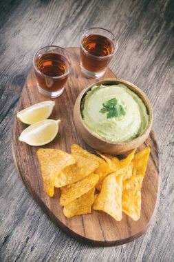 Nacho (mısır cipsi) ve Guacamole (avokado sosu)