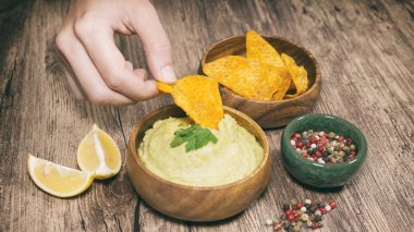 Nacho Guacamole sosu daldırma el