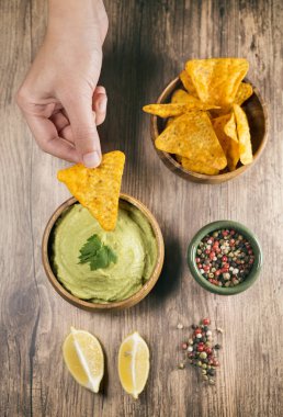 Nacho Guacamole sosu daldırma el