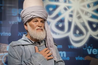 Istanbul, Türkiye, 19 Aralık 2017: Balmumu heykel Madame Tussauds İstanbul Mevlana. Mevlana 13. yüzyıl Farsça, Sünni Müslüman oldu şair, hukukçu, İslam alimi, ilahiyatçı ve Tasavvuf mystic.