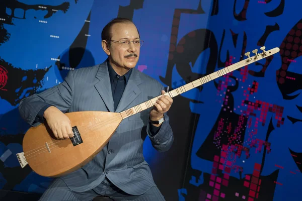 Istanbul, Türkiye, 19 Aralık 2017: Balmumu heykel, Neşet ertaş, bir Türk halk müziği şarkıcısı, söz yazarı, modern sik ve Madame Tussauds Istanbul ekranda bağlama virtüözü.