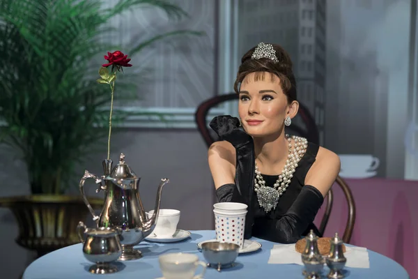 Istanbul, Türkiye, 19 Aralık 2017: Audrey Hepburn, ünlü İngiliz aktris, model, dansçı ve insani Madame Tussauds İstanbul, balmumu heykel.