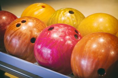 Bowling topları bir raf üzerinde