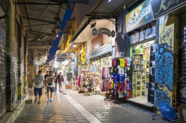 Atina, Yunanistan, 5 Eylül 2016: bit pazarı ve ın Bazaarı alan Monastiraki, Atina, alışveriş ve yürüyüş insanlar.
