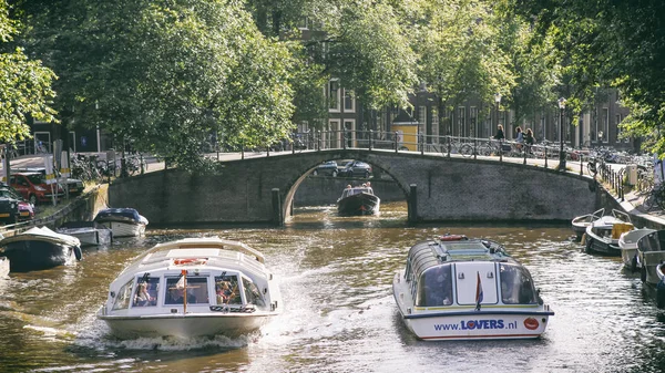 Amsterdam Nederländerna Juli 2012 Turbåtar Cruising Många Kanalerna Amsterdam Kapital — Stockfoto