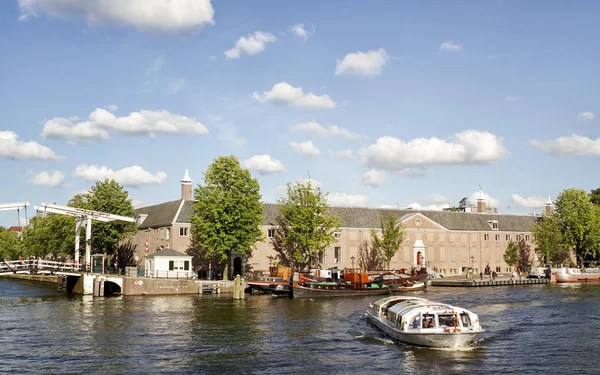 荷兰阿姆斯特丹 2012年7月12日 荷兰首都阿姆斯特丹 有超过100公里的运河 约90个岛屿和1500座桥梁 — 图库照片