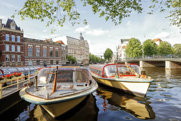 Barcos Turísticos Atracados Amsterdã Holanda — Fotografia de Stock