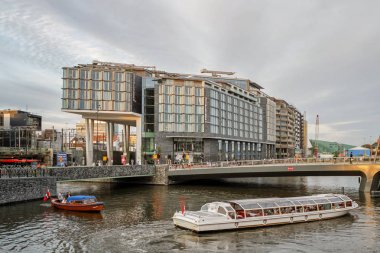 Amsterdam, Hollanda, 12 Temmuz 2012: Dış atış Doubletree by Hilton Hotel, Amsterdam, Hollanda'nın merkez tren istasyonunun yakınında.