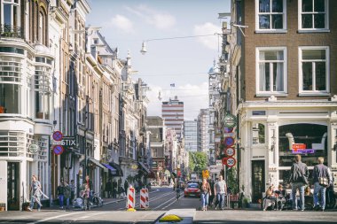 Amsterdam, Hollanda, 12 Temmuz 2012: Amsterdam'ın başkenti ve en kalabalık yerleşim yeri Hollanda'nın sokaktan.