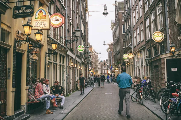 Amsterdam Países Bajos Julio 2012 Gente Caminando Zeedijk Una Calle — Foto de Stock