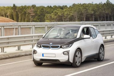 Istanbul, Türkiye - 17 Mayıs 2016: Dış atış imal ve arka tekerlek sürücü kullanarak bir elektrikli motor ile Bmw tarafından pazarlanan Bmw i3, B sınıfı, yüksek-çatı hatchback.
