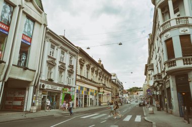 Belgrad, Sırbistan, 5 Temmuz 2014: Eski sokak binalarının baştan tramvay rayları, Belgrad, Sırbistan ile tren istasyonunun yakınında Yugoslavya ile.