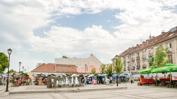 Belgrade Serbia Heinäkuu 2014 Ihmiset Ostoksilla Zemunin Keskustan Sisäisellä Markkina — kuvapankkivalokuva