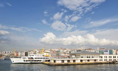 Istanbul, Türkiye - 15 Mart 2018: Şehir hatları rotasının görüntüler feribot Kadıköy rıhtımda, şehir hatları rotasının görüntüler taşımaları yaklaşık on binlerce kişi Asya ve Avrupa kenarlarına Istanbul arasında her gün demirledi.