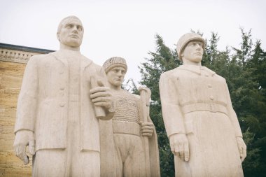 Ankara, Türkiye, 8 Nisan 2018: Aslanlar Road, Anitkabir, Türbesi Mustafa Kemal Atatürk'ün girişinde bulunan erkek heykelleri; modern Türkiye Cumhuriyeti'nin kurucusu.