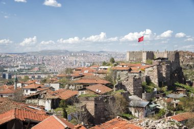 Ankara, Türkiye, 8 Nisan 2018: Dış görünümü eski Ankara Şehir Türkiye'nin sermaye şehir eski geleneksel evlerin çatıları ve Ankara Kalesi.