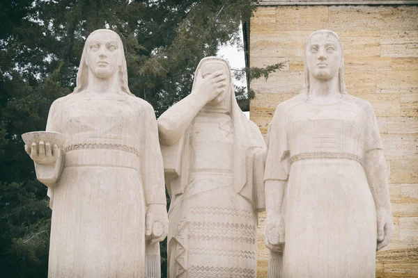 土耳其安卡拉 2018年4月8日 位于狮子路入口处的妇女雕像 Anitkabir 在穆斯塔法凯末的陵墓 现代土耳其共和国的创始人 — 图库照片