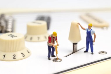Minyatür işçiler bir elektro gitar denetim geçiş sabitleme