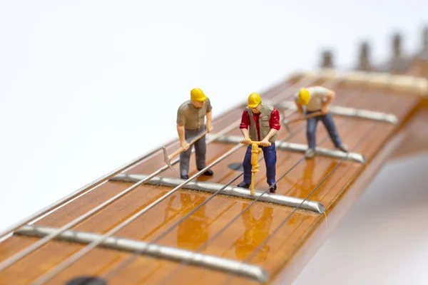Miniaturní Pracovníků Stanoví Pražců Kytara — Stock fotografie