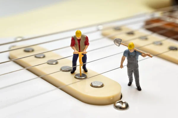 Trabajadores Miniatura Fijación Las Pastillas Guitarra Eléctrica —  Fotos de Stock