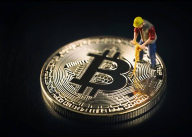 Minyatür işçi incelemesi Bitcoin siyah bir yüzey üzerinde