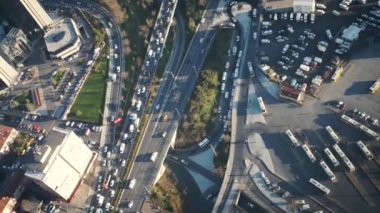 İstanbul 'un ünlü finans ilçesi Levent' te trafik çok sayıda ofis binası ile akıyor.