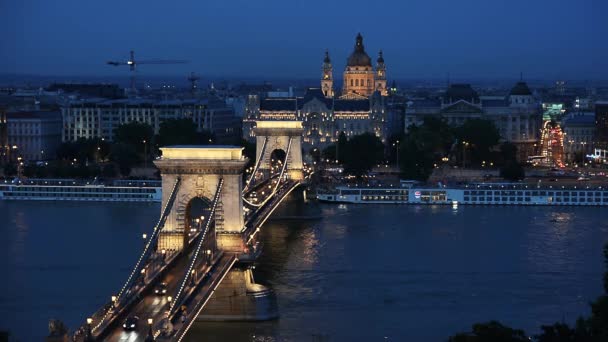 2015年8月1日 匈牙利布达佩斯 链桥夜景 Nightview Chain Bridge Stephen Basilica 堵车了 — 图库视频影像