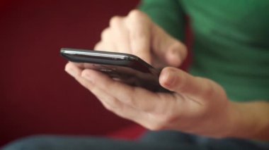 Akıllı telefon kullanan genç bir kadın.