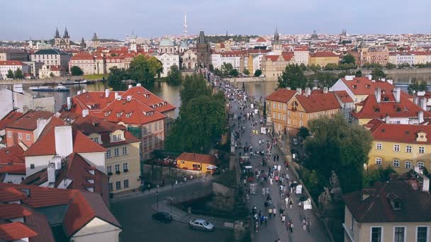 Praga Repubblica Ceca Aprile 2017 Persone Che Attraversano Ponte Carlo — Video Stock