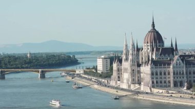 Budapeşte, Macaristan, 5 Mart 2017: Tuna Nehri ve Macaristan Parlamento Binası, Avrupa 'nın en eski yasama binalarından biri olan Macaristan Ulusal Meclisi' nin merkezi..