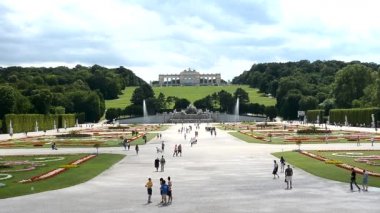 Viyana, Avusturya, Temmuz 4,2016: insanlar Schonbrunn Palace, eski bir imparatorluk yazlık Habsburg hükümdarları, gardens adlı Gloriette arka plan üzerinde görülebilir.