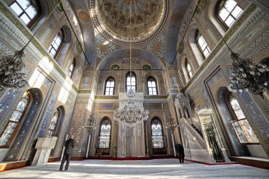 İstanbul, Türkiye, 5 Kasım 2019: Türkiye 'nin Aksaray kentinde bulunan 19. yüzyıl Osmanlı İmparatorluk Camii Pertevniyal Valide Sultan Camii' nin iç ayrıntıları.