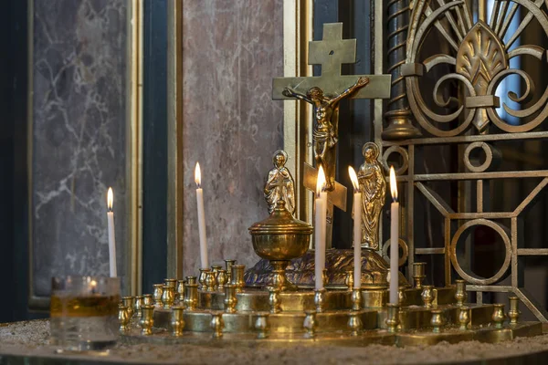 Горящие свечи перед распятым Иисусом со Святым Крестом — стоковое фото