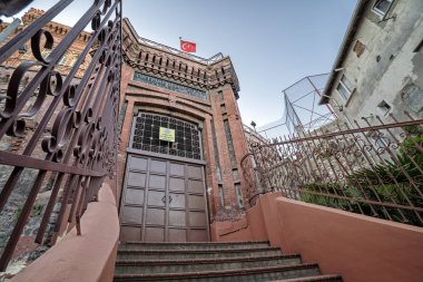 İstanbul, Türkiye, 8 Kasım 2019: Türkiye 'nin İstanbul kentindeki en eski ve en prestijli Rum Ortodoks okulu olan Phanar Rum Ortodoks Koleji' nin girişinden geniş açı.