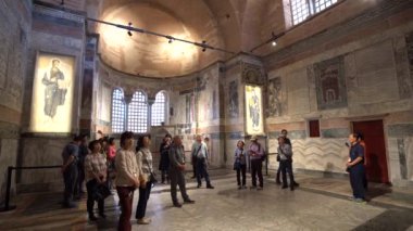 İstanbul, Türkiye, 8 Kasım 2019: İstanbul 'un Edirnekapi kentindeki Chora Müzesi olarak korunan bir ortaçağ Rum Ortodoks kilisesi olan Chora Müzesini ziyaret eden Asyalı turistler.