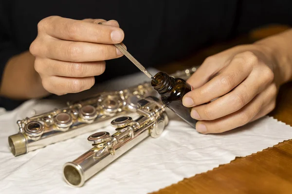 Фиксация ключей от флейты, обслуживание флейты — стоковое фото