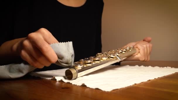 Limpieza Pulido Flauta Con Paño Frotamiento — Vídeo de stock