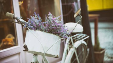 Ön Sepetinde Çiçekler Olan Klasik Bisiklet