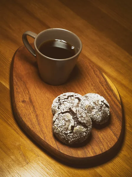 Kahvi kuppi ja säröillä suklaa evästeet — kuvapankkivalokuva