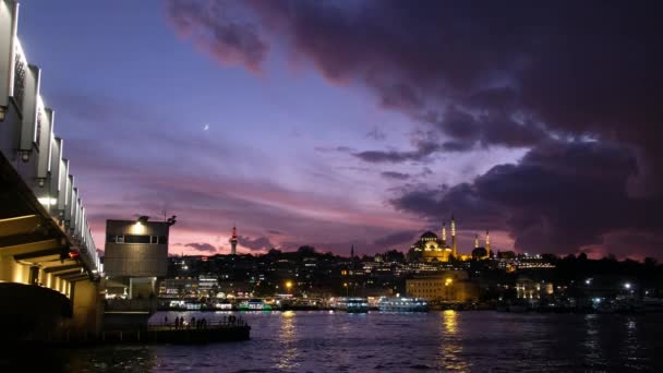 イスタンブール トルコ 2019年12月1日 日没時のガラタ橋とエミネン海岸線からの広い角度の眺め イスタンブールの有名なランドマーク シティライトは毎日数万人の観光客を魅了しています — ストック動画