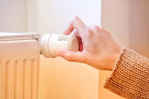 Weibliche Hand Zur Einstellung Des Thermostatventils Warmer Ton Mit Vignette — Stockfoto