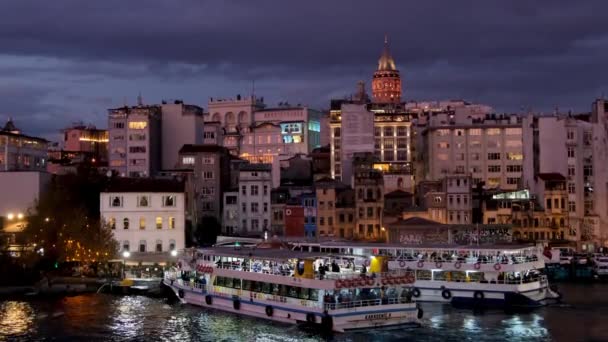 土耳其伊斯坦布尔 2020年1月22日 人们可以看到停泊在卡拉科伊码头 塔台和塔台的客船 这是伊斯坦布尔著名的落日地标 — 图库视频影像