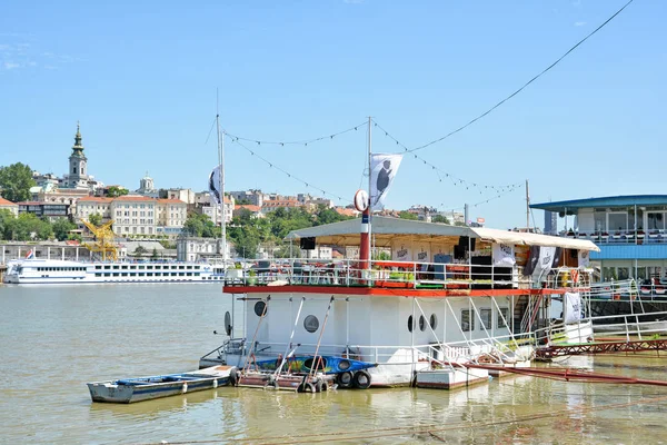 ベオグラードはフローティング レストランや川のサヴァ セルビアのナイトクラブで有名なベオグラード セルビア 2014 日です — ストック写真